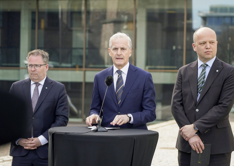 El primer ministro de Noruega Jonas Gahr Støre, al centro, junto a otros funcionarios, ayer en conferencia de prensa en Oslo.