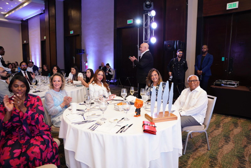 Gema Hidalgo de Vargas junto a familiares luego de recibir el premio.