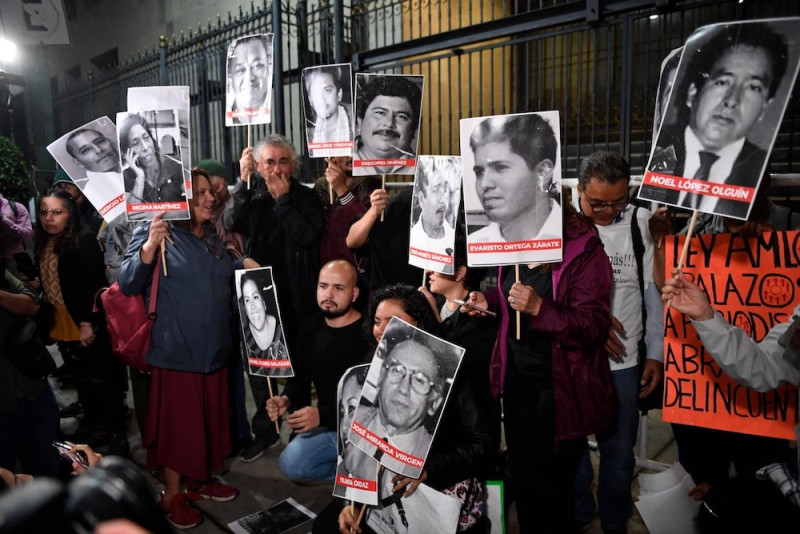 Periodistas y otras personas protestas contra la violencia hacia miembros de la prensa y exigen justicia por el asesinato de un corresponsal regional de “La Jornada” en Ciudad de Mexico, el 10 de julio de 2023.