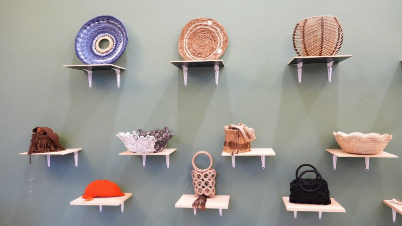 Fotografía muestra piezas de artesanía expuestas en la feria elaboradas por internas de Najayo Mujeres.
