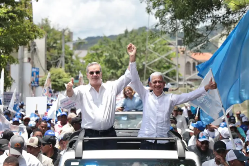 El presidente Luis Abinader, en una caravana política junto a Ricardo de los Santos,  en una caravana
