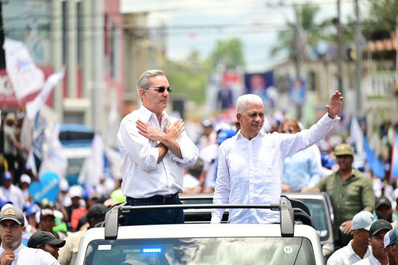 El candidato presidencial Luis Abinader junto al candidato a senador de la provincia Sánchez Ramírez, Ricardo de los Santos.