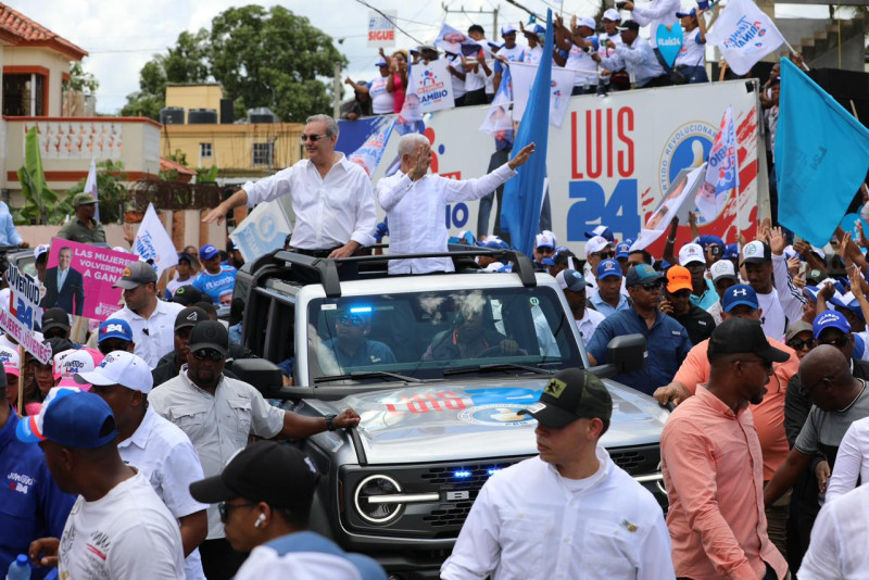 Simpatizantes del Partido Revolucionario Moderno (PRM) recorren el municipio de Cotuí.