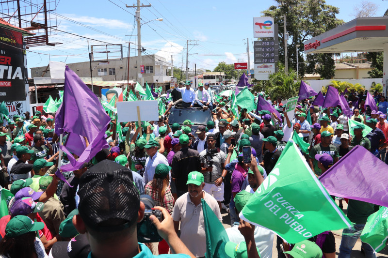 Simpatizantes del partido Fuerza del Pueblo apoyan al candidato presidencial Leonel Fernández.