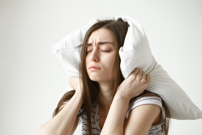Problemas para dormir y dolor de cabeza se relacionan. Foto: karlyukav-Freepik