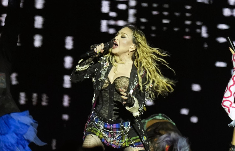 Madonna se presentó el último concierto de la gira "The Celebration Tour", en la playa de Copacabana, en Río de Janeiro, Brasil, el sábado 4 de mayo.