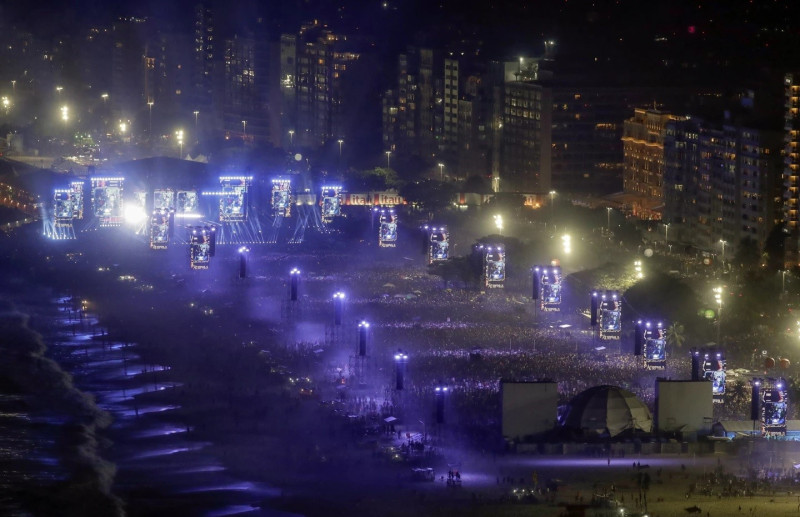 Una gigantesca multitud calculada en 1.5 millones de pesos se congregó en la playa de Copacabana, en Río de Janeiro, para disfrutar del concierto de Madonna.