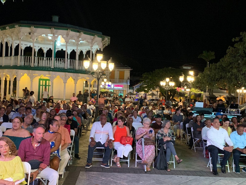 Multitud congregada en el parque de Puerto Plata en el cierre de las patronales 2024.