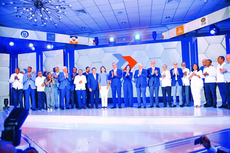 El candidato presidencial del PRM, Luis Abinader, en el Salón Anacaona, del Hotel Jaragua, donde firmó un acuerdo entre 25 partidos de la coalición RD AVANZA.