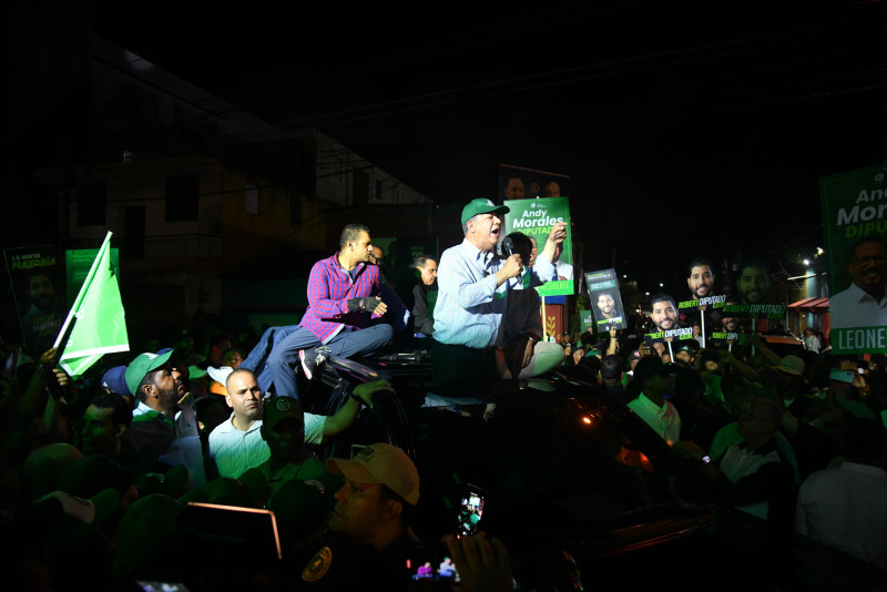 El candidato presidencial, Leonel Fernández, se dirige a cientos de simpatizantes tras culminar una marcha caravana en el Distrito Nacional.