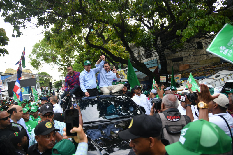 Leonel Fernández y su hijo, Omar, recorrieron algunas calles de las circunscripciones 1 y 3 del Distrito Nacional.