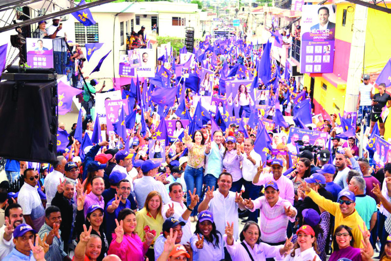 Miles de simpatizantes de Abel Martínez marcharon en apoyo a su candidatura.