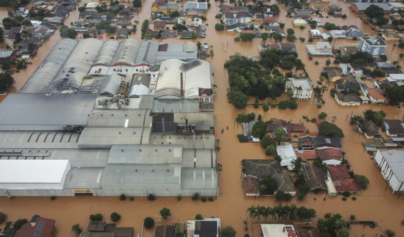 Calles inundadas tras las fuertes lluvias en Sao Sebastiao do Cai