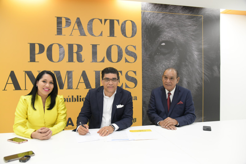 Dío Astacio firma Pacto por los Animales en compañía de la presidenta del Fedda y el director del Lístin Diario, Miguel Franjul.