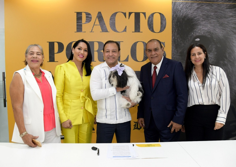 El cándidato presidencial vino con su mascota Luna a firmar el pacto