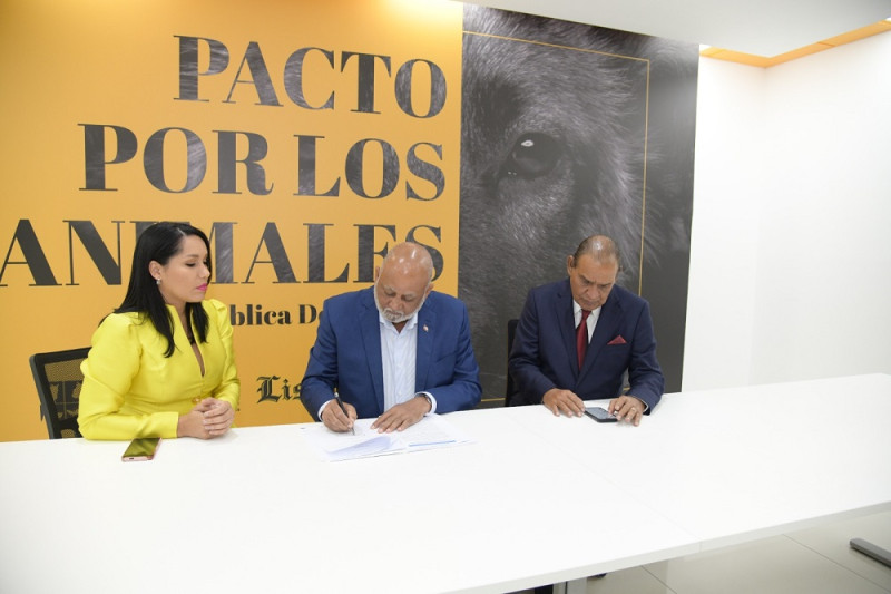 El exministro de Educación igual estuvo presente firmando el pacto