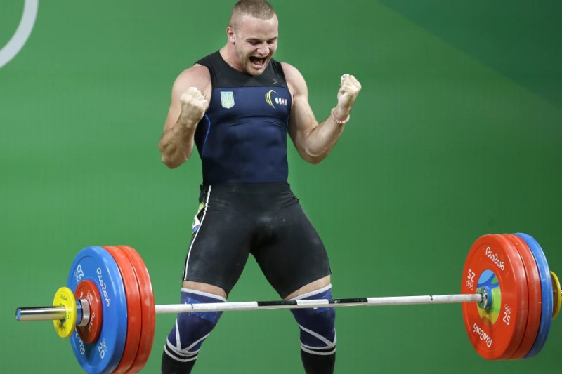 Oleksandr Pielieshenko, de Ucrania, celebra después de un levantamiento en la competencia masculina de levantamiento de pesas de 85 kg en los Juegos Olímpicos de Verano de 2016.