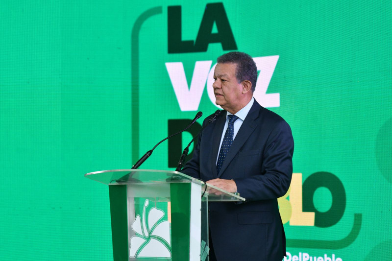 Leonel Fernández habló ayer en "La Voz del Pueblo" con la prensa.