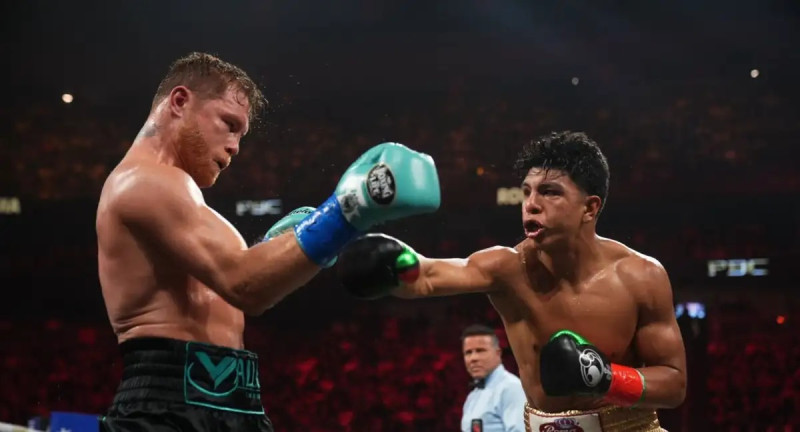 Una panorámica de la pelea entre los mexicanos Jaime Munguía y Saúl Canelo Álvarez, donde el último terminó ganador de manera unánime.