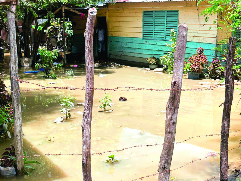 Las lluvias en pueblos de la provincia Monte Cristi han inundado al menos 80 viviendas dañando enseres y provocando la suspensión de clases en escuelas.