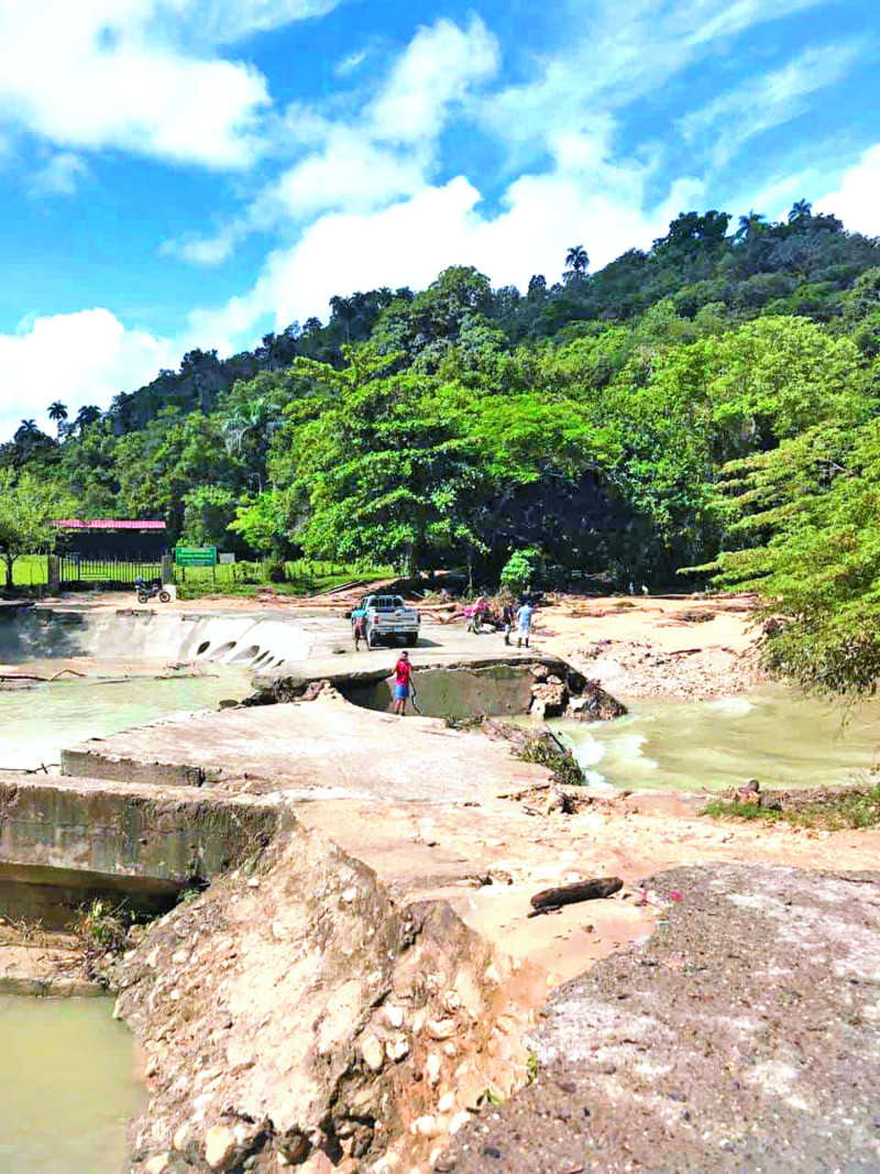 a crecida del río Arroyo Blanco causó el desplome de un puente aislando a varias localidades.