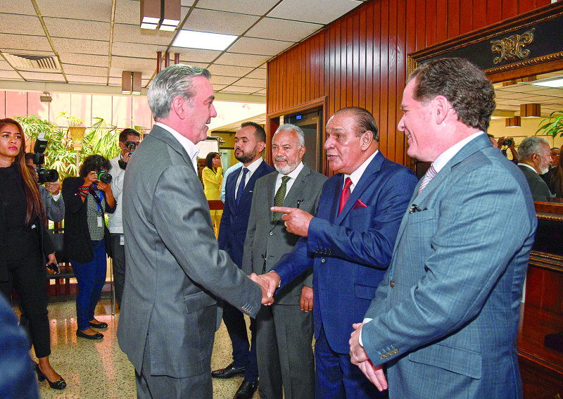 El presidente Luis Abinader cuando era saludado en el lobby del Listín Diario por Miguel Franjul, Manuel Corripio, Fabio Cabral y Juan Eduardo Thomas.