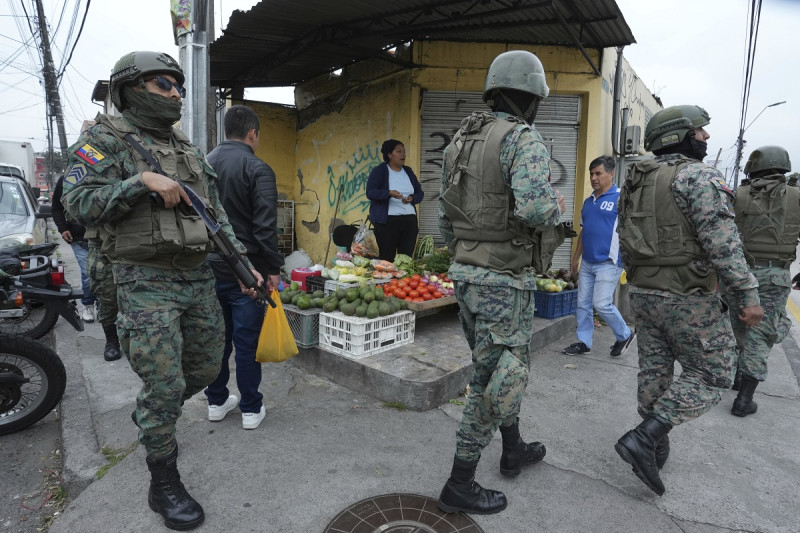 Soldados patrullan el perímetro de la prisión de Inca durante un estado de emergencia en Quito, el 9 de enero de 2024, tras la aparente fuga de un poderoso líder de una pandilla de la prisión.