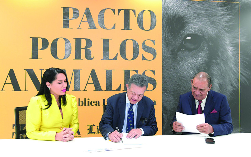 El expresidente Leonel Fernández firma el pacto junto a la presidenta de FEDDA, Lorenny Casado, y el director del LISTÍN, Miguel Franjul.