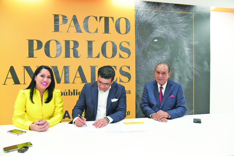 El alcalde Dio Astacio se comprometió a construir un albergue para animales.