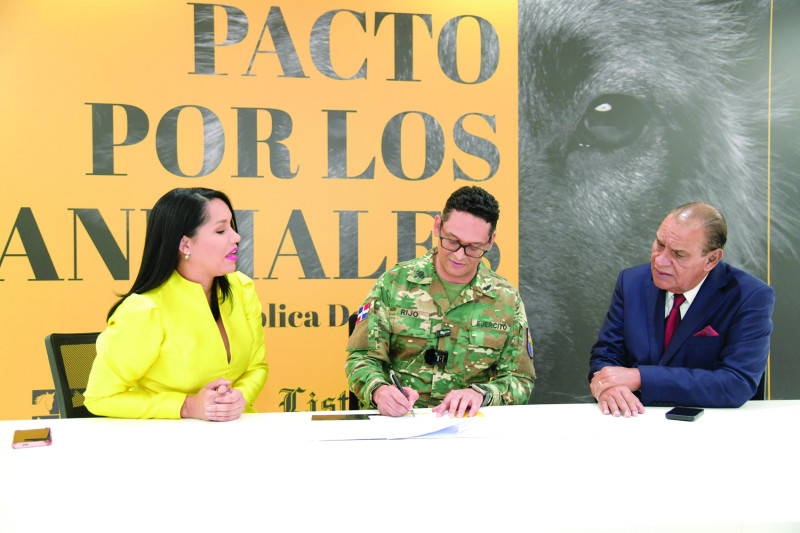 El director del Intrant, Randolfo Rijo Gómez, firma el pacto en la sede del decano de la prensa nacional.