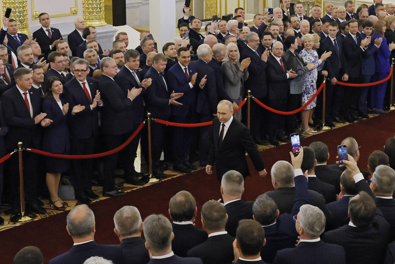Vladimir Putin camina para prestar juramento como presidente ruso