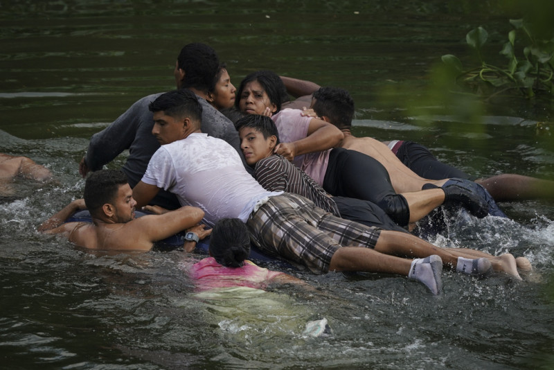 Migrantes cruzan el río Bravo en un colchón inflable hacia Estados Unidos