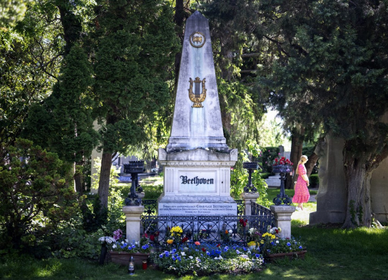 La lápida del famoso compositor alemán Ludwig van Beethoven se ve en el cementerio central de Viena, Austria, el 6 de mayo de 2024.