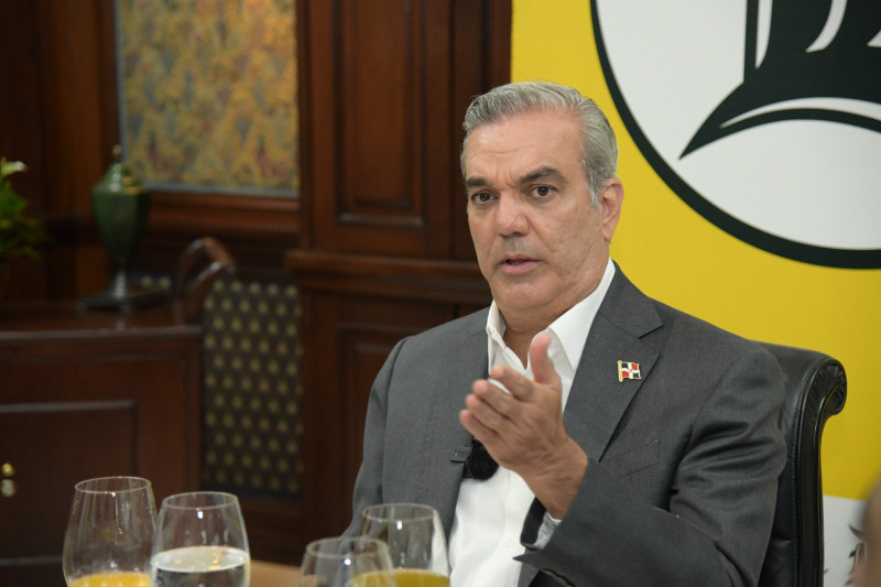 Presidente Luis Abinader al participar en "De cara al elector" de Listín Diario.