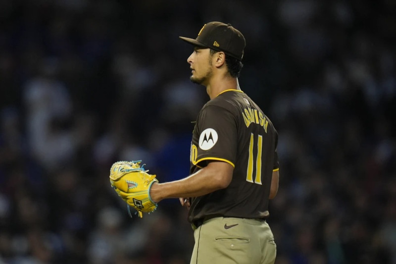 El abridor de los Padres de San Diego Yu Darvish reacciona luego de una infracción al reloj de lanzamiento durante la quinta entrada del juego ante los Cachorros.