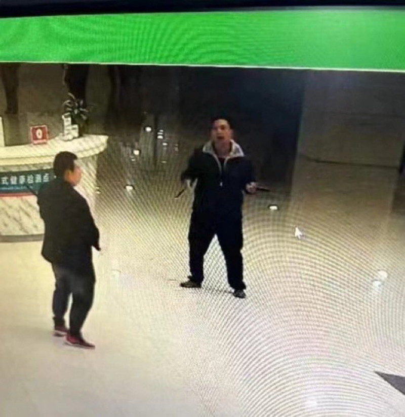La imagen muestra al hombre que atacó a sus victimas con cuchillo en un hospital en China