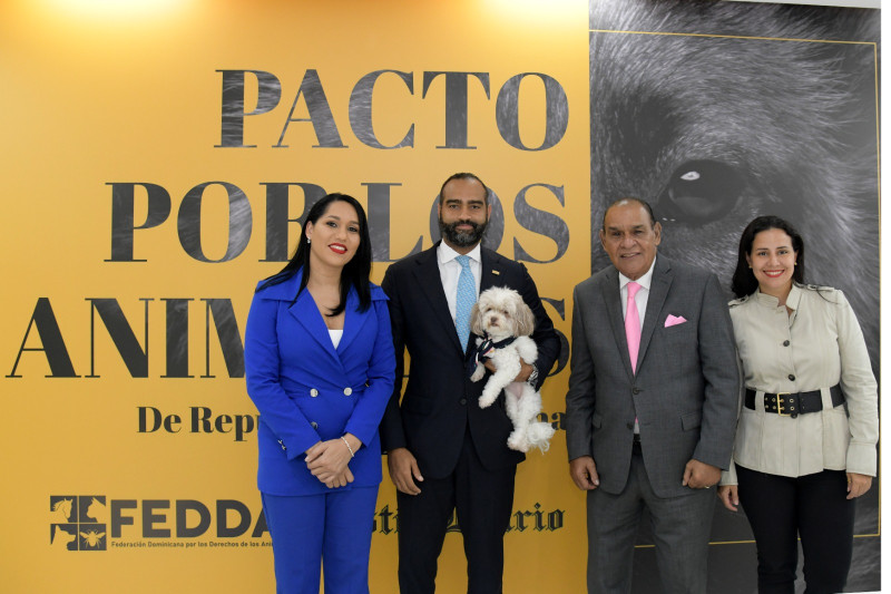 Samuel Sena, el presidente  del Consejo de Desarrollo Económico y Social de Santo Domingo (Codessd),hizo la firma del Pacto de los Animales
