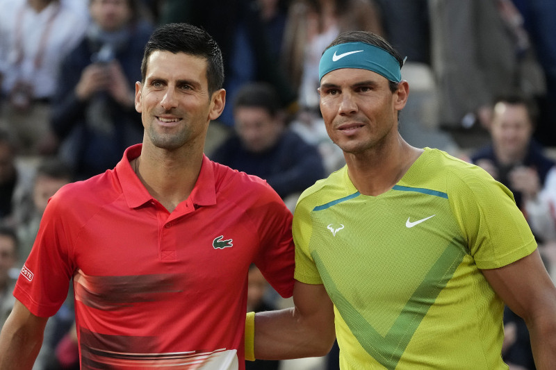 Novak Djokovic y Rafael Nadal se toman foto luego de enfrentarse en un partido.