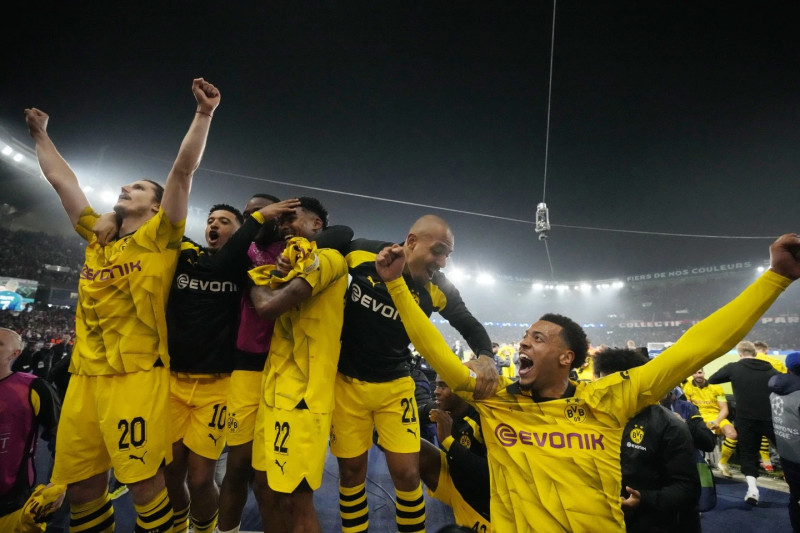Los jugadores del Borussia Dortmund celebran al final del partido.