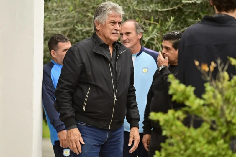 Daniel Passarella y otros grandes del fútbol argentino acudieron al sepelio.