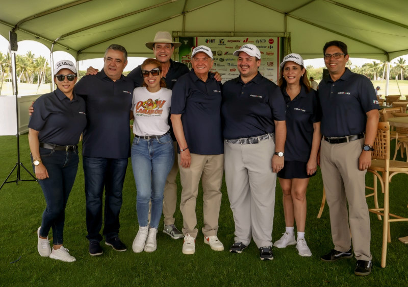 César Rodríguez y Freddy Rodríguez reciben sus trofeos como máximos ganadores del torneo de golf Copa Cinco de Mayo, organizado por la Cámara de Comercio e Inversión Dominico-Mexicana