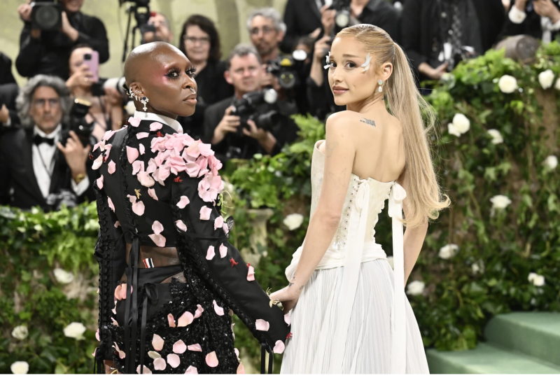 Cynthia Erivo y Ariana Grande posan para los fotógrafos a su llegada a Met Gala en Nueva York.
