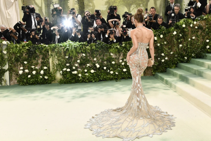 Jennifer López frente a una batería de fotógrafos en el Met Gala 2024.