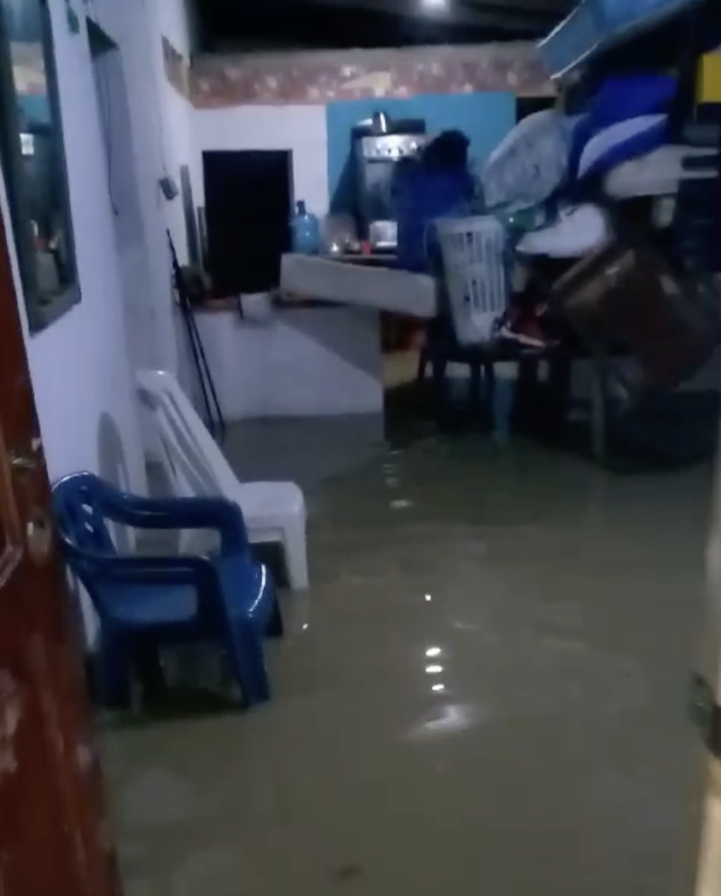 Una de las viviendas inundadas en La Vega debido a las fuertes lluvias. El COE mantiene en alerta a 27 provincias debido a una vaguada.