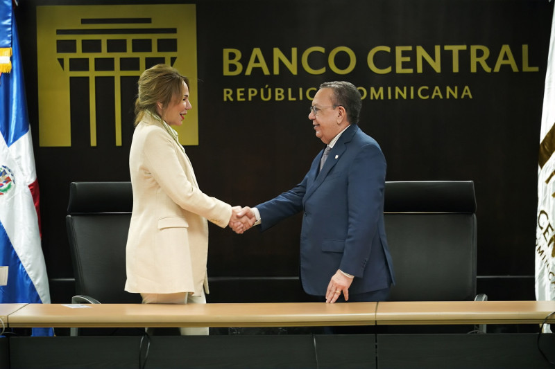 La ministra de Cultura, Milagros Germán, y el gobernador del Banco Central Héctor Valdez Albizu.