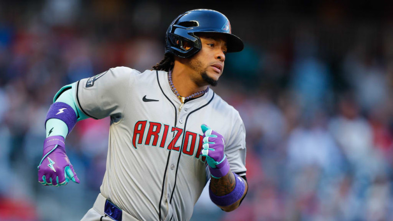 Ketel Marte recorre las bases luego de pegar jonrón