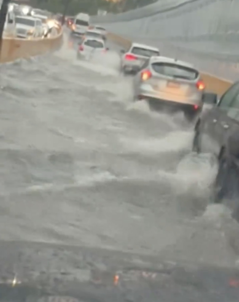 Tras varias horas de lluvias por la vaguada que azota al país, las avenidas de la capital quedaron inundadas y bloqueadas por largos tapones.