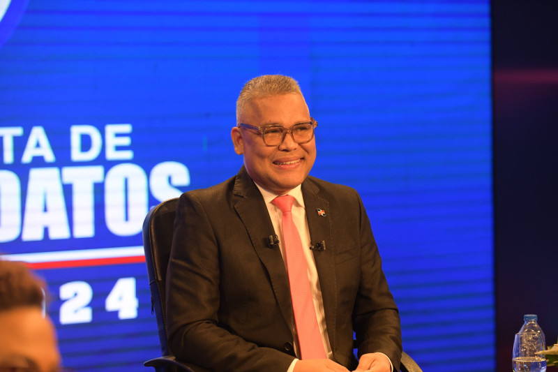 Fotografía muestra a Carlos Peña, candidato a la presidencia de la República, por el Partido Generación de Servidores (GENs).