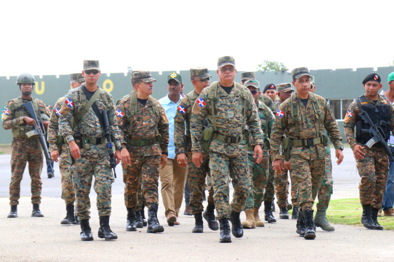 Fotografía muestra visita de comandante del Ejército Carlos Onofre, director del G-2 General Jiménez Sánchez y otros militares.