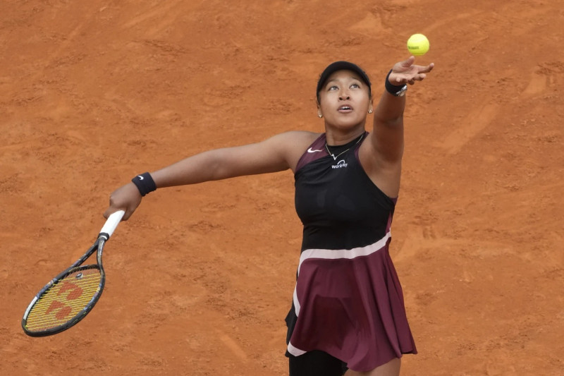 La japonesa Naomi Osaka sirve el balón a la francesa Clara Borel durante su partido en el torneo de tenis Abierto de Italia en Roma.